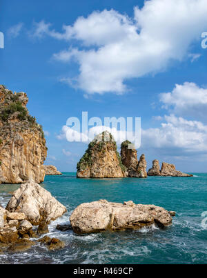 Les piles, une formation rocheuse dans le golfe de Castellammare, un monument célèbre à Tonnara di Scopello, Trapani, Sicile, Italie Banque D'Images