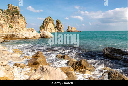 Tonnara di Scopello, une crique de calcaire avec vue panoramique sur les piles dans le golfe de Castellammare, Scopello, Trapani, Sicile, Italie Banque D'Images