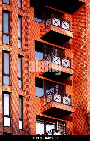 Façade d'un bâtiment de plusieurs étages. Fragment. Banque D'Images