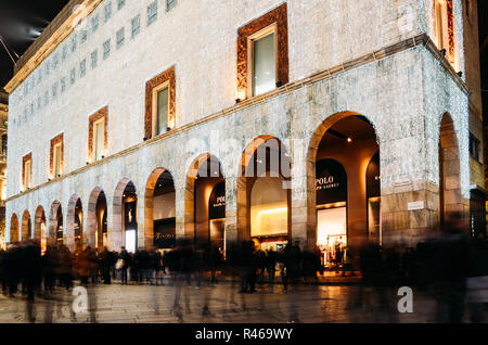 Façade du magasin La Rinascente sur Corso Vittorio Emanuele II près de Duomo à Milan, Italie. Le magasin est éclairé avec des lumières de Noël avant les fêtes de fin d'année Banque D'Images