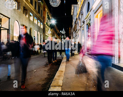 Rue Noël ornements et de stocker sur la célèbre rue de la mode, Via Montenapoleone à Milan - personnes non identifiables Banque D'Images