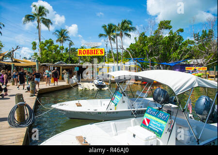 ISLAMADORA, Floride, USA - Septembre 2018 : les touristes se réunir sur un bateau en bois dock pour nourrir les poissons à tarpon Robbie's Marina, une attraction touristique populaire Banque D'Images