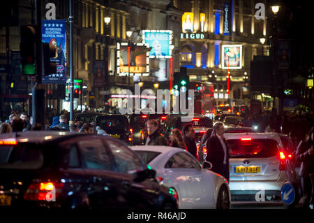 Londres - le 23 décembre 2018 : les piétons traverser une intersection obstruée à Piccadilly Circus, en face de la lumières brillantes de théâtres de West End. Banque D'Images