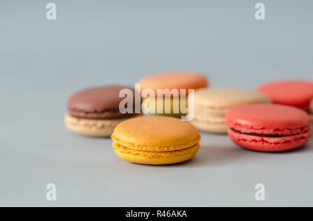 Macarons colorés sont sur le fond gris clair, Banque D'Images