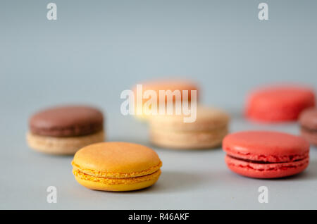 Macarons colorés sont sur le fond gris clair,profondeur de champ Banque D'Images