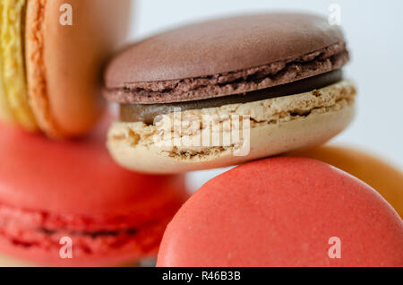 Macarons colorés sont sur le fond blanc,close up. Banque D'Images