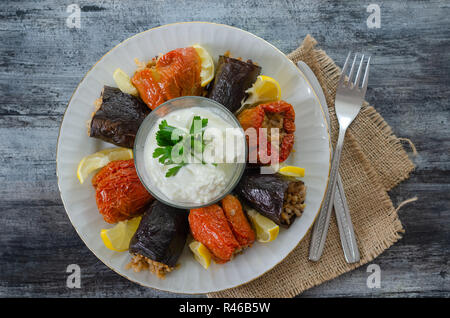 La cuisine turque - DOLMA - aubergine farcie faits maison et au poivron rouge séché sur la table en bois. Banque D'Images