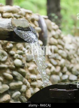 L'eau s'écoule d'un tuyau ou de l'eau jaillit de la pipe close up Banque D'Images