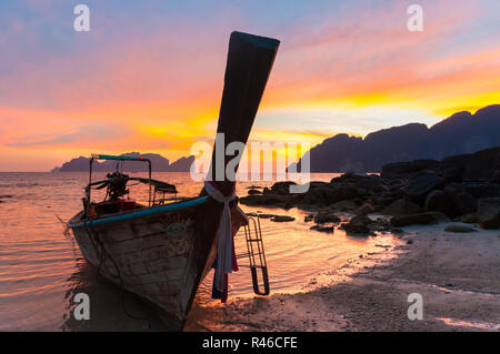 Bateau longtail traditionnels en bois sur la plage, Coucher de soleil en Thaïlande. Banque D'Images