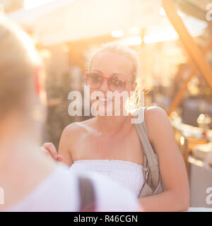 Amis féminins bénéficiant d'une conversation sur le marché. Banque D'Images