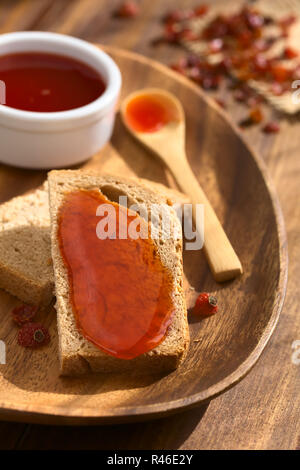 Confiture d'églantier sur du pain Banque D'Images