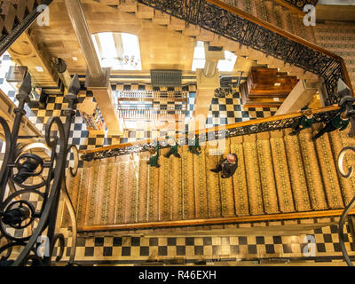 Vue de dessus de personnes marchant sur un escalier dans le Bowes museum de Barnard Castle County Durham England UK Banque D'Images