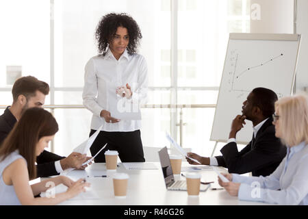 African-american female manager présentation générale rapport à di Banque D'Images