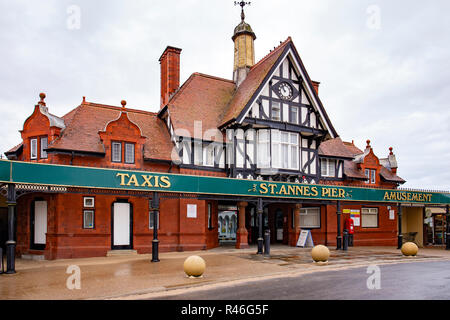 Entrée de St Anne's Pier à Lytham St Annes Lancashire UK Banque D'Images