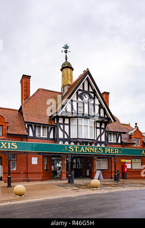 Entrée de St Anne's Pier à Lytham St Annes Lancashire UK Banque D'Images