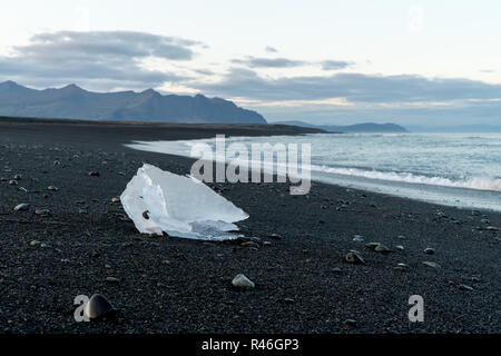 Détail d'un fragment de glace glaciaire au glacier Jökulsárlón Black diamond beach dans le sud de l'Islande près de Vik en été, l'Islande Banque D'Images