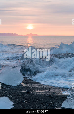 Détail de fragments de glace au glacier Jökulsárlón Black diamond beach dans le sud de l'Islande près de Vik en été, l'Islande Banque D'Images