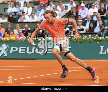 Le joueur de tennis allemand Alexander Zverev courir vers l'avant pendant le tournoi de tennis Open de France 2018, Paris, France Banque D'Images