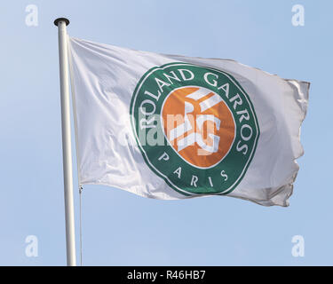 Roland Garros flag fluttering contre ciel clair à l'Open de France, Paris, France Banque D'Images