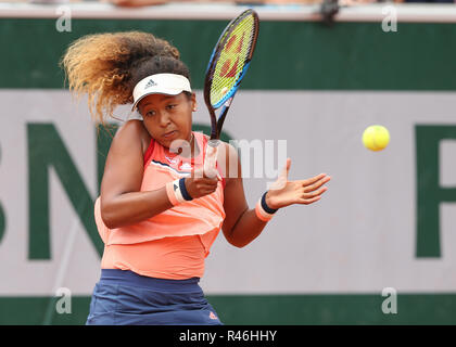 Joueur de tennis Japonais Naomi Osaka jouant un coup droit tiré sur l'Open de France 2018, Paris, France Banque D'Images