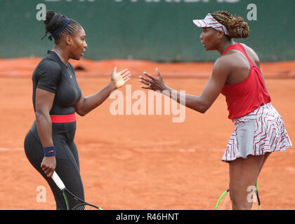 Les joueurs de tennis américaine Serena Williams et Venus Williams pendant les match de double à l'Open de France 2018, Paris, France Banque D'Images