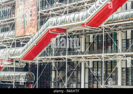 PARIS, FRANCE - Le 26 avril:Centre Georges Pompidou le 26 avril 2013 à Paris. La structure post-moderne achevé en 1977 est l'un des plus populaires landma Banque D'Images