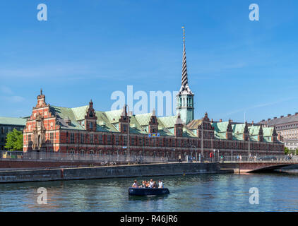 Croisière sur le canal à l'Slotholmens vers Børsen (Stock Exchange), Copenhague, Danemark Banque D'Images