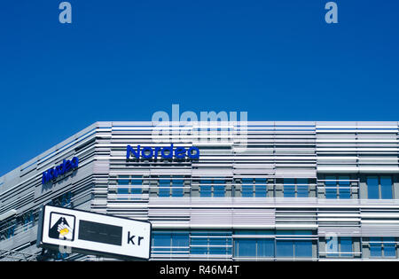 Stockholm, Suède - 5 mai 2018. Le logo de la banque Nordea nordic principalement sur l'extérieur d'un bâtiment le long de l'autoroute E4 à Stockholm Banque D'Images