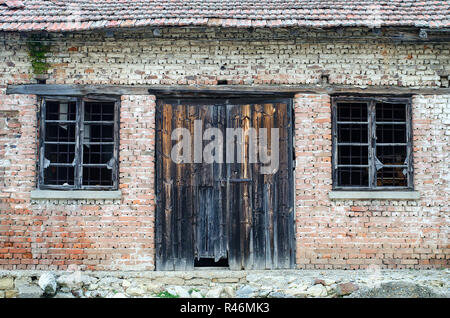 Vieille porte en bois à l'édifice en brique Banque D'Images
