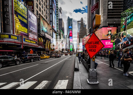 Times Square, Manhattan, New York, USA. 13 octobre 2018. New York au bas d'une rue avec passage pour piétons avec ciel nuageux sur un après-midi d'automne Banque D'Images