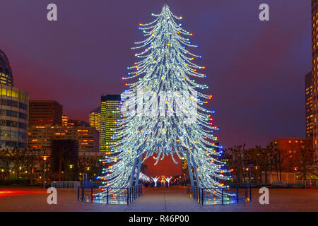 Arbre de Noël au milieu des gratte-ciels à Paris, France. Banque D'Images