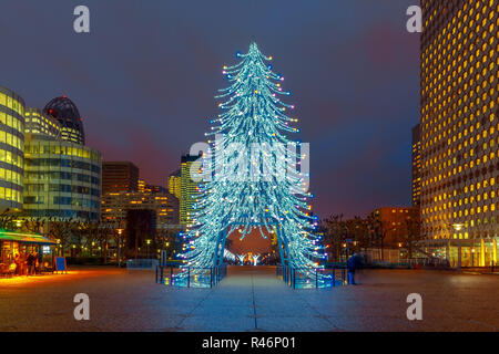 Arbre de Noël au milieu des gratte-ciels à Paris, France. Banque D'Images