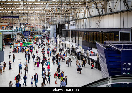 Hall bondé à la gare de Waterloo à Londres, Royaume-Uni L'ostéonécrose 13 Août 2013 Banque D'Images