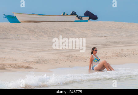 Débranché, une femme est sur la plage profitant de vacances totalement débranché dans la péninsule de Baja, Baja California Sur le Mexique. Banque D'Images