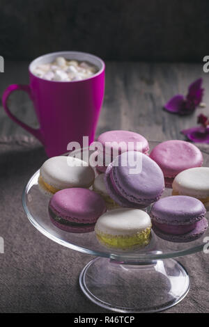 Les macarons sur la plaque Banque D'Images