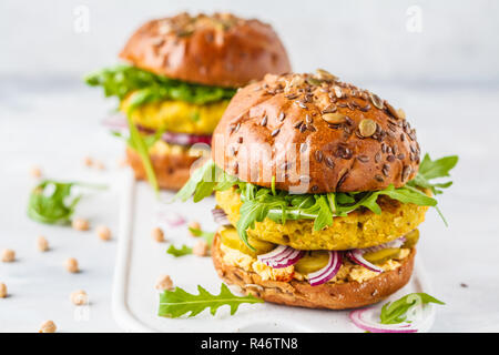 Pois chiches vegan hamburgers avec roquette, de concombres et de l'humus. Régime alimentaire à base de plantes concept. Banque D'Images