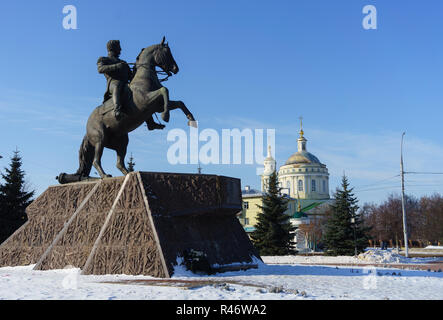 Le 7 février 2018, la Russie d'Orel. Monument de chef militaire et homme d'État russe Aleksey Yermolov et Dormition (Michael-Archangel) Cathédrale à Orel. Banque D'Images