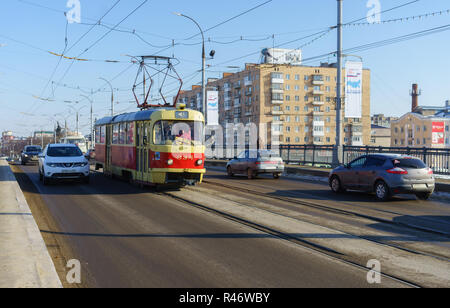 Le 7 février 2018, la Russie Orel vieux tramway rouge-jaune sur le pont 'Red ' à Orel Banque D'Images