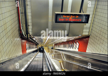 New York, USA-novembre 12,2012 : escalators dans le métro de New York et avertissement Banque D'Images