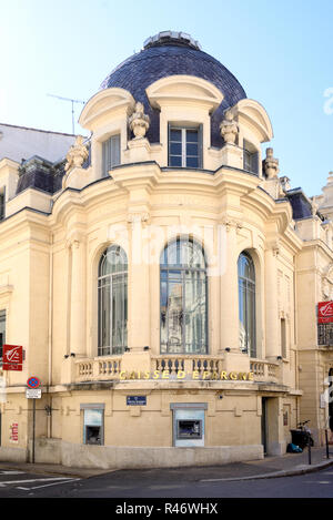 Dans les bureaux de la banque d'angle Baroque bâtiment ou d'architecture Belle Epoque, au centre-ville, Centre-ville ou centre historique d'Avignon Vaucluse provence Banque D'Images