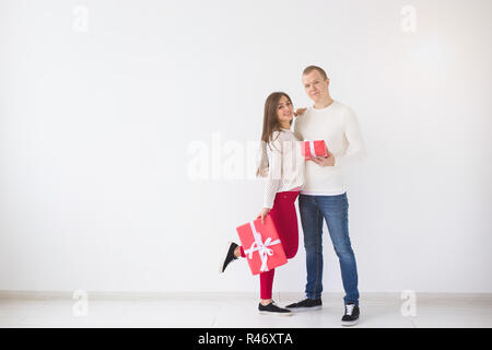 Noël, les vacances, la Saint-Valentin et anniversaire concept - Heureux l'homme et la femme est titulaire des boîtes à cadeaux sur fond blanc avec copie espace Banque D'Images