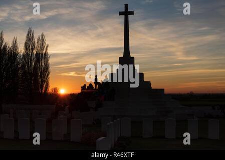 Croix du Sacrifice au coucher du soleil, Tyne Cot cimetière militaire britannique près d'Ypres Banque D'Images