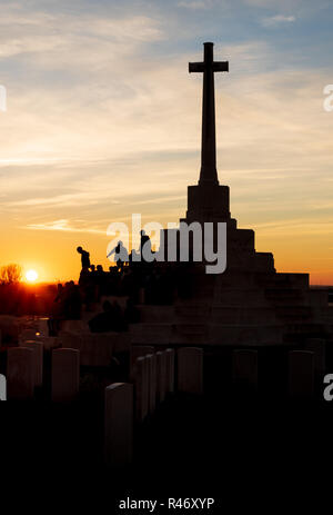 Croix du Sacrifice au coucher du soleil, Tyne Cot cimetière militaire britannique près d'Ypres Banque D'Images