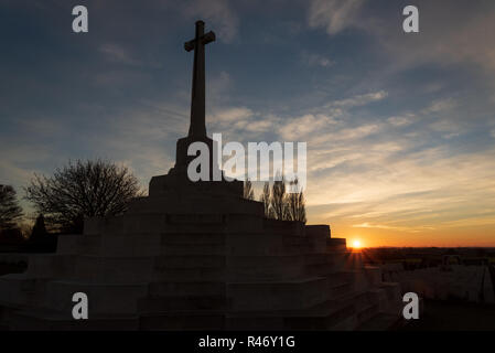 Cimetière militaire britannique de Tyne Cot, près d'Ypres au coucher du soleil Banque D'Images