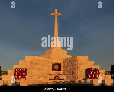 Croix du Sacrifice à Tyne Cot cemetery au coucher du soleil, près d'Ypres, Belgique Banque D'Images