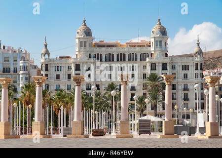 ALICANTE, Espagne - Septembre 4,2018 : colonnes dans le port d'alicante avec carbonell bâtiment construit en 1918, dans l'arrière-plan Banque D'Images