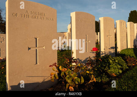 Pierres tombales de soldats inconnus dans la région de Tyne Cot cimetière militaire britannique près d'Ypres Banque D'Images