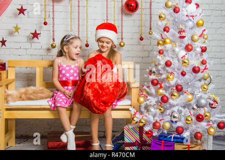 Deux filles découvrent un sac de cadeaux Banque D'Images