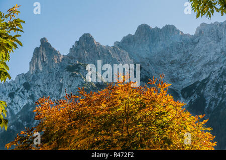 L'été indien à mittenwald avec têtes karwendel dans les alpes Banque D'Images