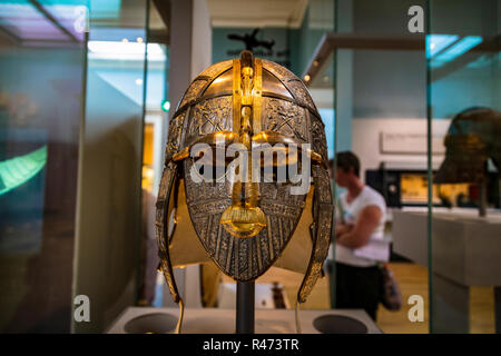 Le casque de Sutton Hoo, une partie de la trésor Sutton Hoo, British Museum, Londres, Angleterre, Royaume-Uni Banque D'Images